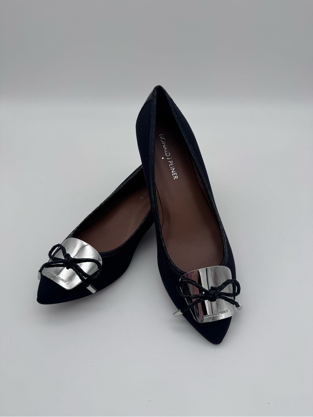 Donald Pliner Black Pointed Toe Silver Plate Bow Low Wedge Flats Size 7 - Picture 12 of 12